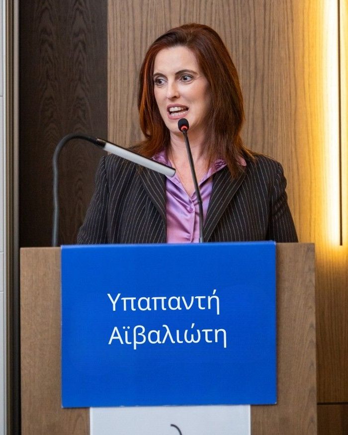 Η Υπαπαντή Αϊβαλιώτη μιλά από το βήμα σε εκδήλωση